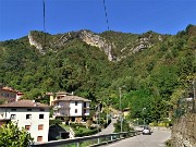 71 Attraversato Inzogno, bella vista sulla Corna Rossa baciata dal sole